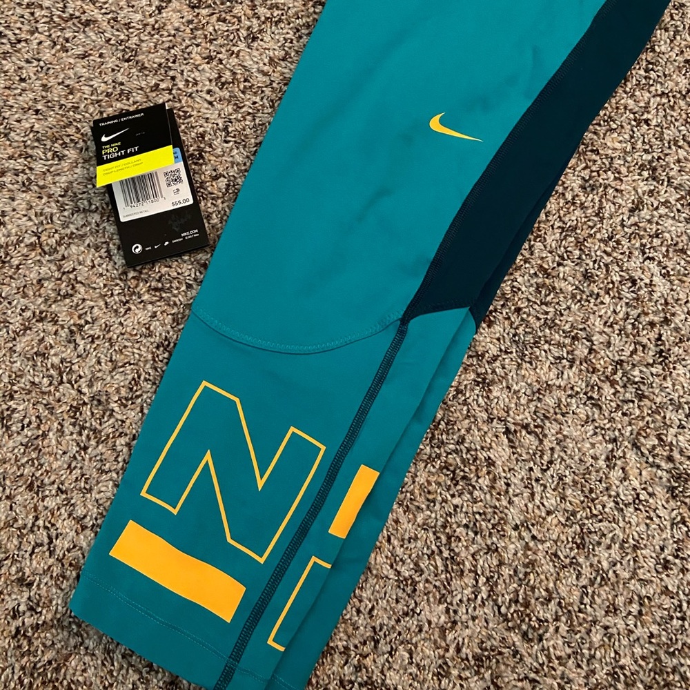 NWOT Nike Pro capris - Picture 2 of 4